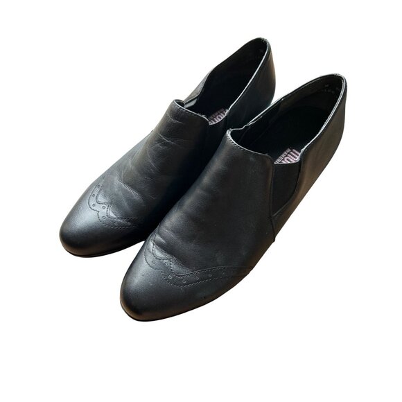 Munro Women's Black Leather Slip-On Heeled WingTip Bootie Size 10 - Picture 1 of 9